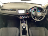 車内は光触媒抗菌消臭施工済です。スタイリッシュなデザインでスポーティなインパネ周りを演出します。グローブボックスやカップホルダーのほかにトレーなどたくさんの収納スペースが付いています。