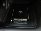 置くだけでワイヤレス充電可能です。12V電源ソケットも設置しております。周辺機器の充電にご利用頂けます。