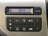 【オートエアコン】一度お好みの温度に設定すれば、車内の温度を検知し風量や温度を自動で調整。暑い&hellip;寒い&hellip;と何度もスイッチ操作をする必要はありません。快適な車内空間には必須の機能ですね♪