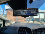 後方をカメラで映しだす機能が付いたスマートルームミラー!ルームミラーの下のレバーを変えるだけで、後席に大きな荷物が乗っていても、後方をカメラを確認できる便利機能!。