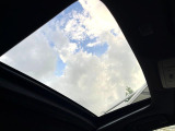 【サンルーフ】開放感たっぷりの希少装備、サンルーフが装着されています!車内に明かりを取り入れたり景色を楽しむ以外にも、車内の空気も簡単に換気できて快適です!