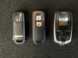 スマートキーを装備しています。鍵を差し込むことなくドアロックの開け閉めと、スタートボタン操作でのエンジンスタートができます。加えて、リモコンエンジンスターター用の操作キー(社外品)もついています。