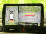 車庫入れや狭い場所での運転をサポートするバックモニター。安全確認をしっかりと行い、スムーズな駐車を実現します。