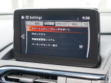 こちらのお車には先進安全装備が多数搭載されています。衝突被害を回避あるいは軽減するためのブレーキや、後方死角からの接近警報、車線逸脱を防止する警報装置など、詳しくはスタッフまでお尋ねください。