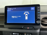 周囲の障害物に近づくと、ブザーでお知らせして衝突回避をサポートします。駐車時や狭い道での走行の際に便利です。