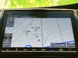 高精細な地図表示で、運転をサポート。周辺道路状況や施設情報も確認でき、スムーズな移動をアシストします。わかりやすい表示で安心です。