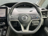 手元でナビの音量調整等が出来るのでナビの操作によるわき見運転を防止することが出来ます。