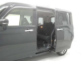 【両側パワースライドドア】両側パワースライドドア付きだから、狭い駐車スペースなどでの 乗り降りラクラク!小さなお子さまのいるご家庭には嬉しい装備。