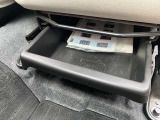 助手席下にも収納ボックスがあります。