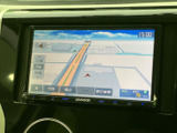 見やすい地図表示で、目的地までスムーズに案内。渋滞情報も確認でき、最適なルートを選択できます。運転に集中できる環境です。