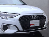 ●一目でAudiとわかる特徴的なシングルフレームグリル・LEDランプ。精悍なフロントマスクからAudiのスマートで上品なブランドを連想させてくれます。女性にも大変ご好評頂いております。