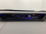 デジタル表示のスピードメーターとタコメーターを大きく配した見やすいメーター部になっています。左側のインフォメーション画面でオドメーターや燃費などの情報を確認できます。