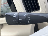 雨天時でもクリアな視界を確保できるワイパーレバー。操作も簡単で、安全な運転をサポートします。悪天候時でも安心です。