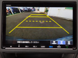 目安となるガイドライン付きのバックカメラを装備しているので、慣れない場所での車庫入れも安心です。