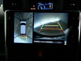【全周囲モニター】車を上空から見下ろしたような映像をカーナビ画面に映し出し、車庫入れや縦列駐車をサポートしてくれます。
