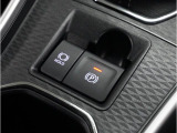電動パーキングブレーキ!HOLDスイッチを押し、システムONの状態にしておくと、渋滞や信号でブレーキを踏んで停車した時にブレーペダルから足を離してもブレーキを保持してくれます。