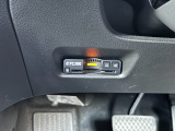 有料道路をキャッシュレスで通行できるETC車載器付きです。運転席足元に設置されています。ETCセットアップ費用は含まれておりません。別途必要となります。