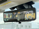 【スマートリヤビューミラー】後席の大きな荷物や同乗者で後方が確認しづらい時でも安心!カメラが撮影した車両後方の映像をルームミラー内に表示。クリアな視界で状況の確認が可能です!