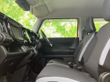 運転しやすい視界と、操作しやすい配置が魅力。快適なドライビングポジションで、安全運転をサポートします。機能的な装備も充実しています。