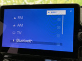 ラジオやCD、Bluetooth接続など、多彩な音源に対応しています。使いやすいインターフェースで、簡単に操作できます。お好みの音楽でドライブを彩ります。