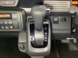 CVT車のセレクトレバーです。低速から高速まで、変速ショックのないスムーズな走りを実現するとともに、エンジン効率のよい領域を維持することで燃費にも貢献します。