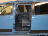 スライドドアは開口部も広く風の強い日なども隣の車両を気にする事なく開閉できます。 お子様の急なドア開けなどもなく安心です