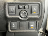 車線逸脱警報装置付きです!フロントカメラによりレーンマーカーを検知し、意図せずに走行車線から逸脱しそうな場合、メーター内のディスプレイ表示とブザーで注意を喚起します。