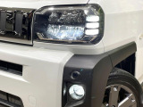 【LEDヘッドライト】悪天候や夜間走行時も良好な視界を確保し安心して運転できる高輝度LEDヘッドライトを装備!点灯速度が早く、消費電力も抑えられています。