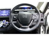 運転中もハンドルでの操作が可能です。特に高速道路等の目が離せない運転時には、便利さだけでなく、安全性も兼ね備えております。