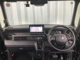運転席周りです。カップホルダーや小物の収納などは必須ですよね!!使い勝手の良いつくりになっております!!