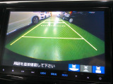 バックカメラの画像です。ガイドラインがスムースな車庫入れをサポートいたします。車庫入れの安心感がアップしますね。
