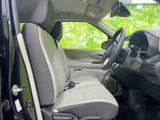 運転席からの視界は広く、運転操作もスムーズに行えます。座り心地の良いシートで、長距離ドライブも快適に過ごせます。清潔感も保たれています。
