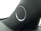 車内音響に合わせてチューニングされた専用スピーカーのBOSEシステム。奥行きのある澄んだ音と驚きの臨場感で、移動時間をプレミアムな音楽空間へと進化させます。