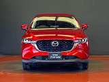 マツダCX-5のフロントマスクは、立体感のあるグリルと精悍なヘッドランプが上質な存在感を演出します。魂動デザインによる洗練された風格と力強さを兼ね備えた姿を、ぜひ店頭でお確かめください。