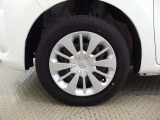 【ホイールカバー】純正なので車に似合うデザインになっていますね。スタッドレスタイヤもご相談下さい。