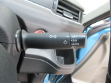オートヘッドライト標準装備です。車外の明るさに応じて自動的にヘッドライトの点灯・消灯をしてくれます。トンネルの出入り口などで活躍してくれます。