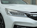 シャープなデザインの明るくて長寿命のLEDヘッドライト採用