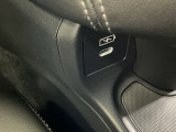 スマートフォンなどの充電に便利なUSBジャック。運転席からも助手席からも使いやすいです。