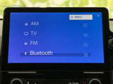 ラジオやBluetoothなど、多彩な音源に対応。お好みの音楽で、車内空間をより楽しく演出できます。快適な移動時間を過ごせるでしょう。