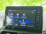 見やすい大型ディスプレイが、運転中の情報取得をサポート。多彩な機能で、快適なドライブをさらに楽しめます。操作も直感的に行える設計です。