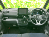 ドライバー視点からの眺めは良好。操作しやすい配置で、安全運転をサポートします。快適なドライブを約束する、こだわりの空間です。