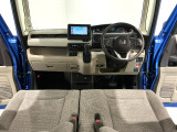 【前方視界】開放的な前方視界!運転がしやすく疲れにくいです♪窓が大きく、見通しがとっても良いおクルマですよ♪