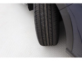 運転席側フロントタイヤはひびもなく良好です!詳細は各タイヤ写真をご覧ください。タイヤパンク保証プログラム販売中!もしもの時にタイヤ4本新品交換!詳細はスタッフまで!※ホイールロックナットは展示用です。