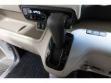 インパネシフトだから視線の移動も少なく足元もスッキリ♪運転席もゆったりしているのでゆとりを持ってドライブできますね!