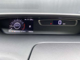スピードメーターはデジタル表示になります。車両状態や設定などが表示されます。