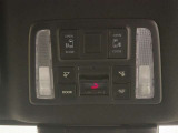 車内からもスイッチひとつで楽にドアの開閉が可能です。電動なので開閉時に力を使う必要がなく、半ドアになることもありません!