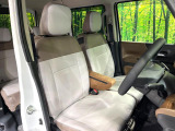 運転席まわりには十分なスペースがあり、大柄な方でもゆったり運転していただける環境です。
