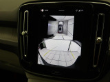 【360&deg;ビューカメラ】4台の高解像度カメラで360度の鳥瞰図を表示。隣の車や壁、死角にある障害物などを画面で確認できるため、狭いスペースでの駐車・出入りも安心です。