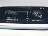 こちらのお車には先進安全装備が多数搭載されています。衝突被害を回避あるいは軽減するためのブレーキや、後方死角からの接近警報、車線逸脱を防止する警報装置など、詳しくはスタッフまでお尋ねください。