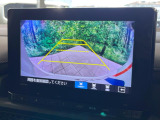 【バックカメラ】駐車時に後方がリアルタイム映像で確認できます。大型商業施設や立体駐車場での駐車時や、夜間のバック時に大活躍!運転スキルに関わらず、今や必須となった装備のひとつです!
